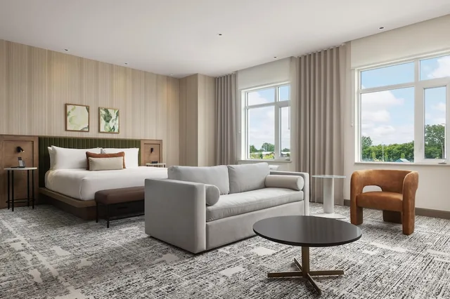 Junior Suite, King Bed, Sofa, Hotel Railwayparc Montreal, Tapestry Collection by Hilton 3/5