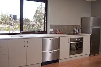 1 Bedroom, Spa, Luxury, Suite, Apartment, Kitchen، Bairnsdale Motel 2/2