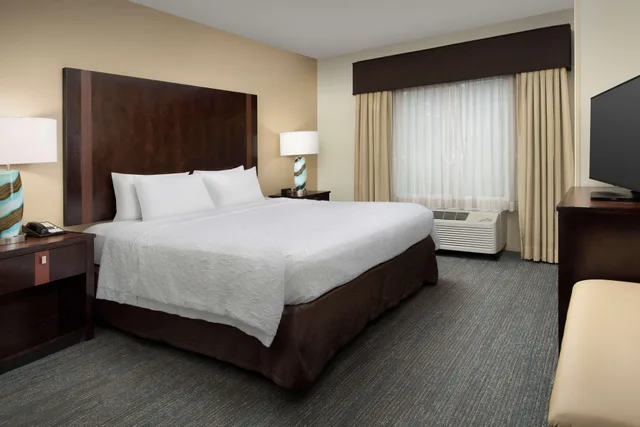 غرفة بسرير كينج وسريرين كوين، Hampton Inn Suites Alpharetta Ga 1/2