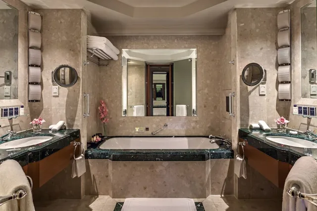غرفة ديلوكس بسريرين منفصلين لذوي الإعاقة، The Peninsula Bangkok 2/2