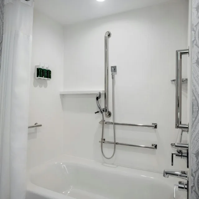 غرفة بسريرين كوين بحوض استحمام لذوي الإعاقة، Courtyard By Marriott Miami Aventura Mall 8/8