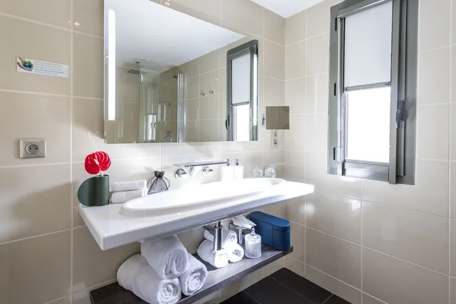جناح جونيور بسرير كينج مع أريكة، Thalazur Bandol Ile Rousse Hotel 3/3