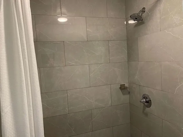 جناح، Motel6 Troy, OH 7/7
