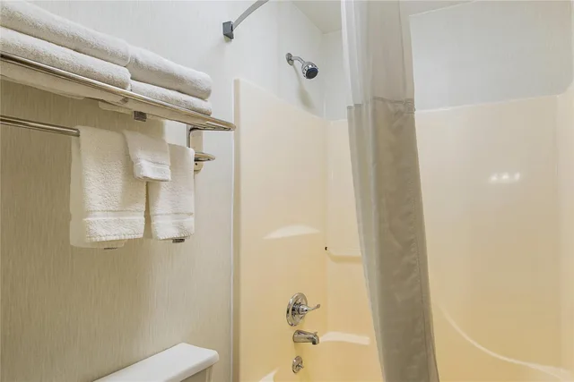 غرفة بسرير كينج، Quality Inn Waverly IA 8/8