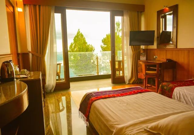 Deluxe, Double Bed, Lake View, Tower Two، Taman Simalem Resort 2/5