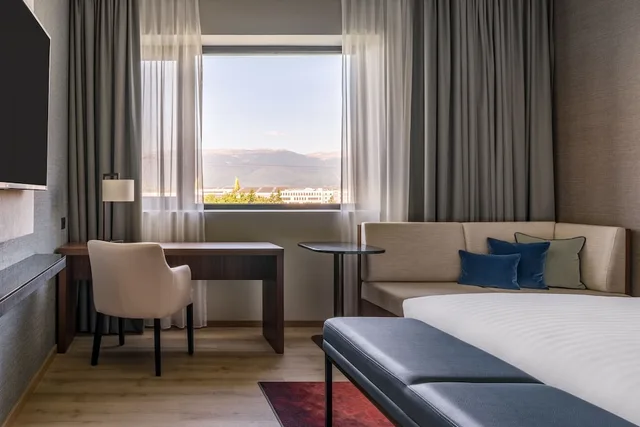 غرفة بريميوم بسرير كينج، Geneva Marriott Hotel 2/4