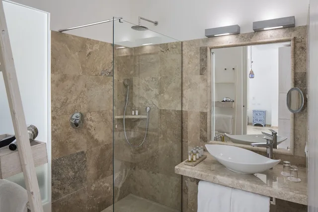 جناح جونيور بسرير كوين بشرفة بإطلالة جزئية على البحر مع أريكة، Falkensteiner Resort Capo Boi 6/8