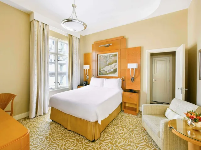 غرفة سوبيريور بسرير كوين، The Savoy Hotel 1/10
