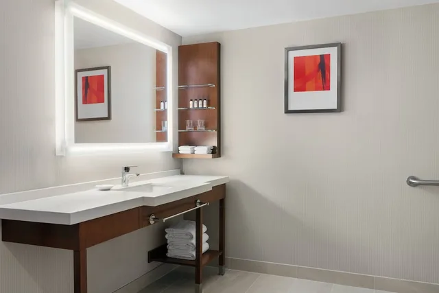غرفة بسريرين كوين لذوي الإعاقة، Delta Hotels By Marriott Indianapolis Airport 5/6