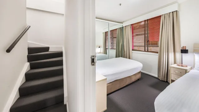 2 Bedrooms, Apartment, City Skyline View, 2 Bathrooms، Oaks Sydney Goldsbrough Suites 8/10