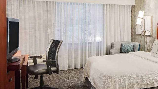 غرفة بسريرين كوين لذوي الإعاقة، Courtyard by Marriott West Homestead Waterfront 3/4