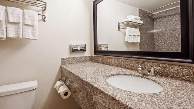 جناح بسرير كينج مع أريكة، SureStay Plus By Best Western Lubbock Medical Center 5/7