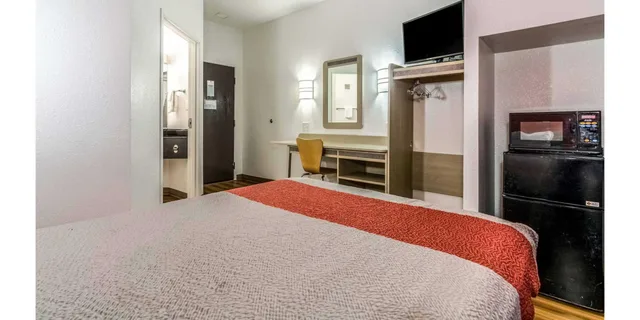 1 Full Bed - ADA/Tub/Micfridge, Non-Smoking، Motel6 Fort Mill, SC - Charlotte 3/6