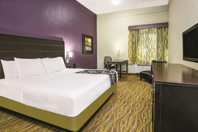 Room, King Bed, La Quinta Inn & Suites by Wyndham Laredo Airport 2/6