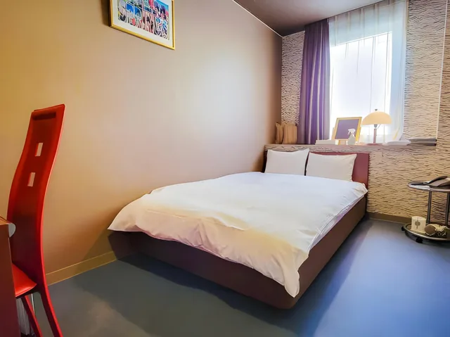 غرفة بسرير مزدوج بحوض استحمام، Hotel Palms Tenmonkan 1/1