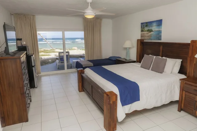 Room, Queen Bed, Beach Front، THE PALMS AT PELICAN COVE 1/10