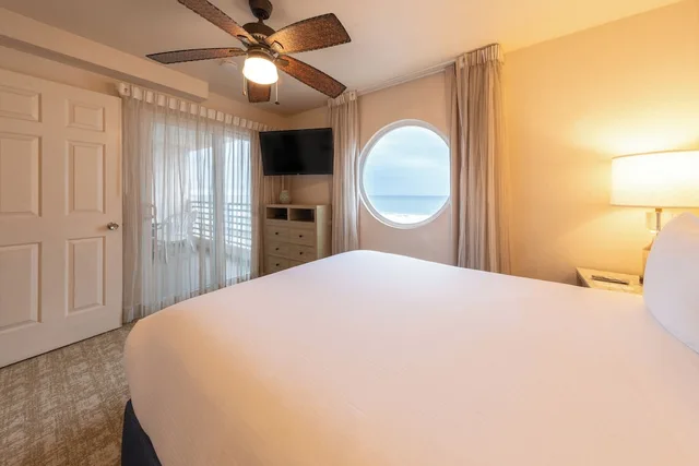 شقة سكنية بسرير كوين بغرفة نوم واحدة مع أريكة بمطبخ صغير، Southern California Beach Club 4/6