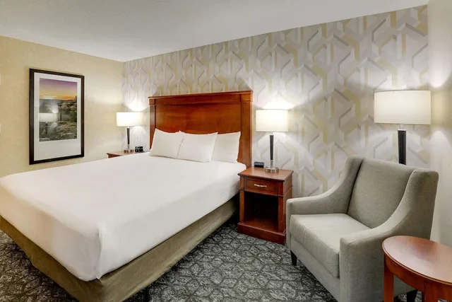 غرفة بسرير كينج لذوي الإعاقة، Drury Inn & Suites Marion 1/6