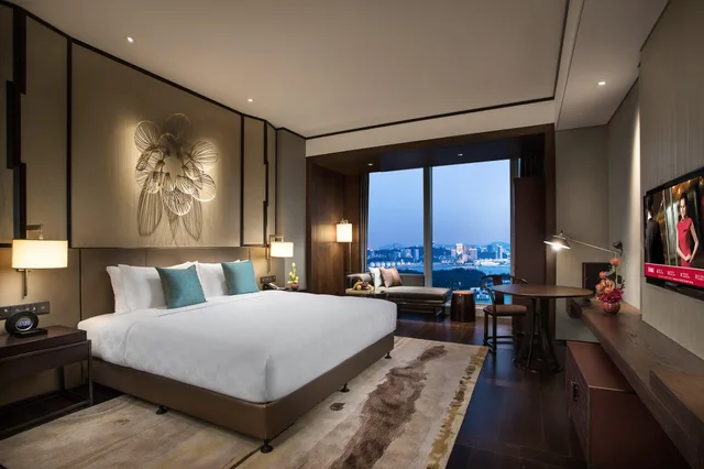 King Bed, Bay View, Hualuxe Hotels Resorts Xiamen Haicang 3/7