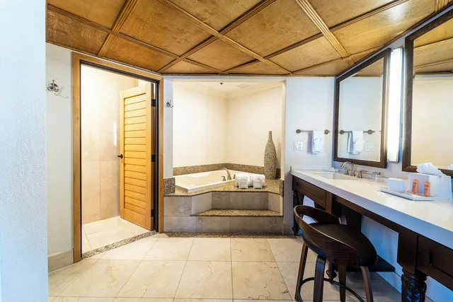Grand, Pacific, Suite, King Bed, Pacific Terrace Hotel 8/10