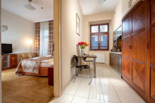 شقة بسرير مزدوج مع أريكة، Red Brick Apartments 2/3
