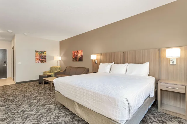 جناح عائلي بسرير كينج وسريرين كوين بشرفة مع أريكة، Best Western Plus Zion Canyon Inn & Suites 4/10