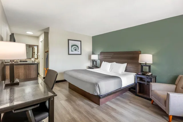 Room, King Bed, Bathtub, Exterior Entrance, Accessible، Quality Inn & Suites Santee I-95 4/8