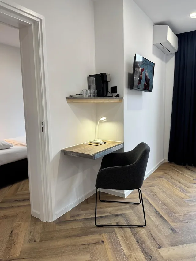 غرفة عائلية، Hotel Port 4/5