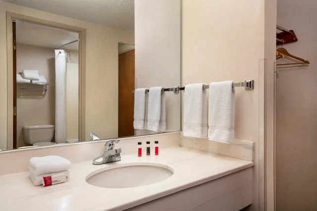 Renovated, Standard, 2 Queen Beds، Days Inn & Suites by Wyndham Denver International Airport 4/5