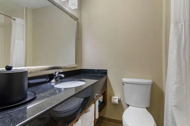Upgrade, 3 Queen Beds، Comfort Inn & Suites Kansas City - Northeast 9/9