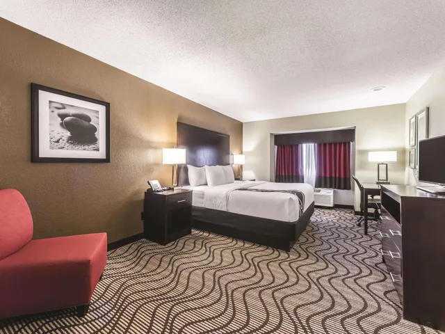 جناح ديلوكس تنفيذي بسرير كينج، La Quinta Inn & Suites by Wyndham Collinsville - St. Louis 4/8