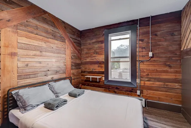 Room, Queen Bed, Shared Bathroom, Canmore Hotel Hostel 1/1