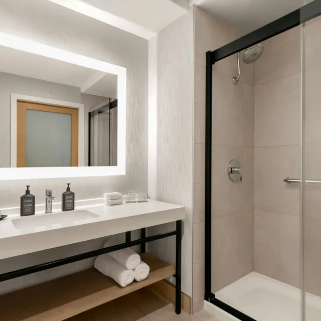 Guest Room, King Bed, Large, Club Floor، SHERATON LA JOLLA HOTEL 3/6