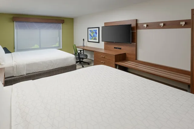 غرفة قياسية بسريرين كوين لذوي الإعاقة، Holiday Inn Express Hotel & Suites Tullahoma 2/4