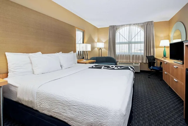 غرفة بسرير كينج بحوض استحمام لذوي الإعاقة، La Quinta Inn Suites By Wyndham West Palm Beach Airport 1/5