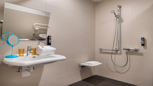 غرفة قياسية بسرير كوين لذوي الإعاقة، Holiday Inn - the niu, Ridge Halle Central Station, an IHG Hotel 7/9