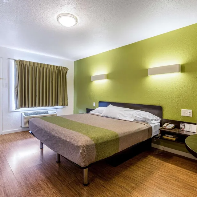 غرفة بسرير كوين، Motel6 San Rafael, CA 7/10