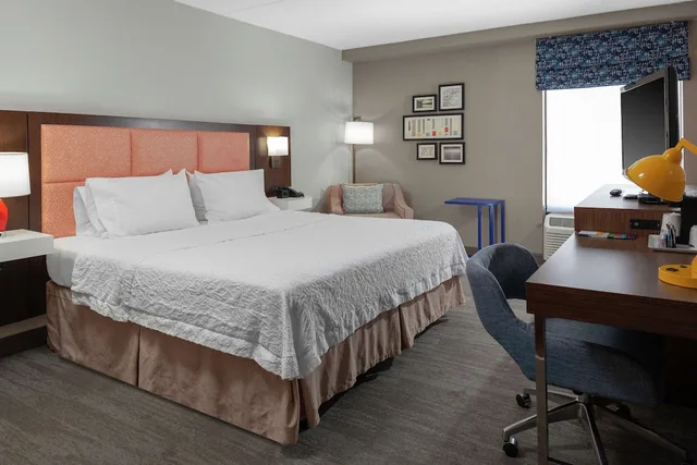 غرفة بسرير كينج بحوض استحمام لذوي الإعاقة، Hampton Inn Woodbridge 2/5