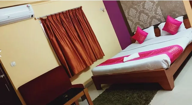 غرفة كلاسيكية بسرير كينج، Hotel Pushpa Berries Group of Hotels 1/1