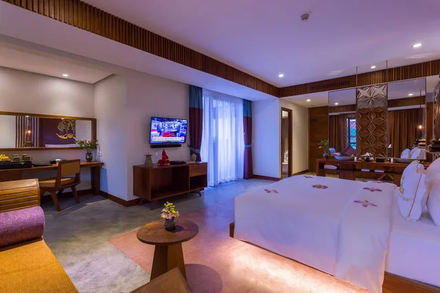 Courtyard, Suite, King Bed, Garden and Pool View, Living Area, Balcony, Bathtub, Golden Temple Boutique 3/6