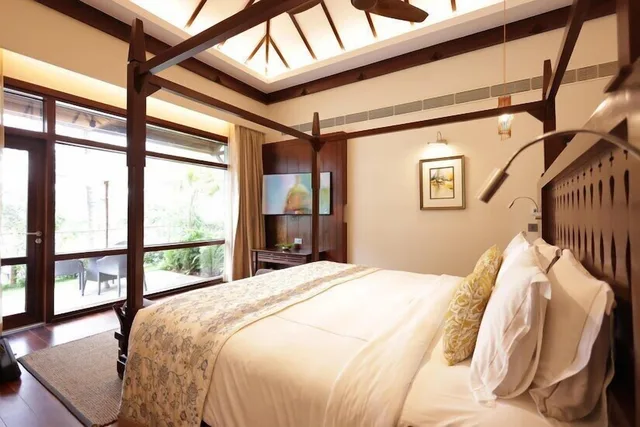 كوخ غراند فاخر بسرير كينج بإطلالة على البحيرة بشرفة، Taj Wayanad Resort Spa Kerala 2/5