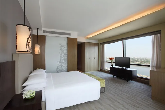غرفة بسرير كينج بإطلالة على النهر، Hyatt Regency Ahmedabad 2/3