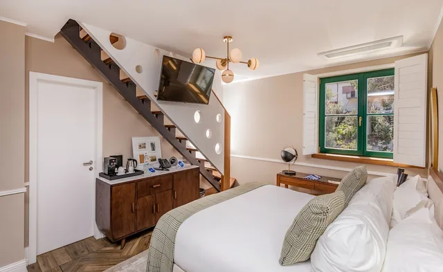 غرفة بسرير كينج بحوض جاكوزي، Brown Beach House Design Hotel 1/5