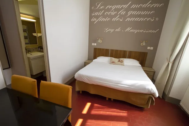 غرفة كومفورت بسرير كوين، Chalet de L Isere 1/8