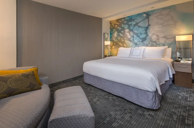 غرفة بسرير كينج مع أريكة، Courtyard by Marriott Dallas Plano/The Colony 2/3