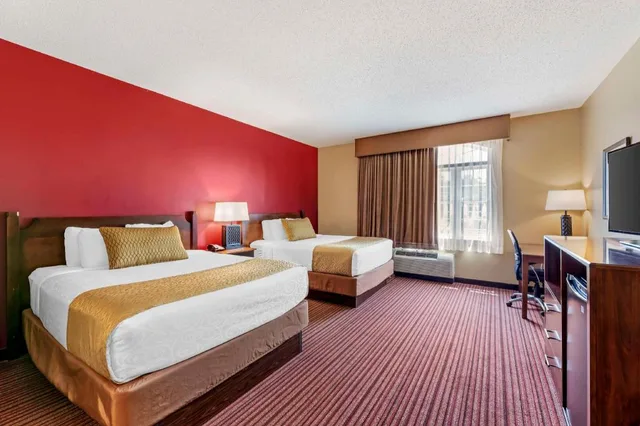 Room, 2 Queen Beds, Bath and Shower، Best Western Plus Dutch Haus Inn And Suites 2/4