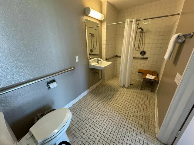 1 Full Bed - ADA/Tub/Mini Fridge، Motel6 Ventura, CA - South 9/9