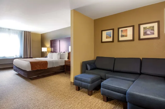 جناح بسرير كينج مع أريكة، Comfort Suites Johnson Creek Conference Center 3/7