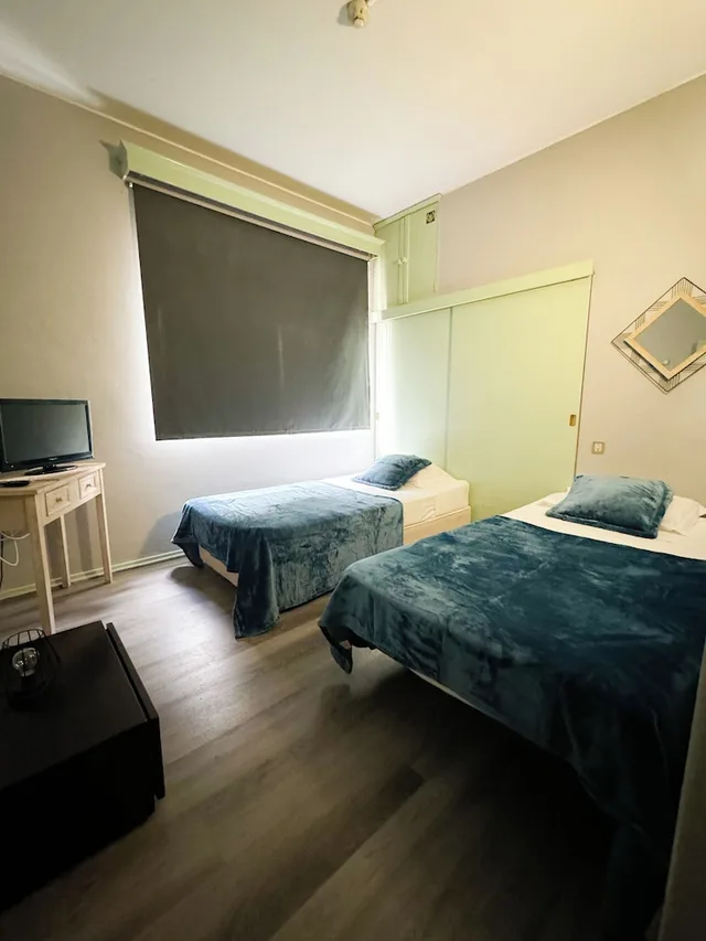 Multiple Bedrooms, Basic, Triple, 1 Double and 1 Single Bed, Accessible، Monaco 6/10