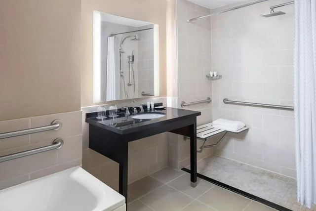 غرفة ديلوكس بسريرين كوين في طابق مرتفع، The Westin Baltimore Washington Airport - BWI 2/4